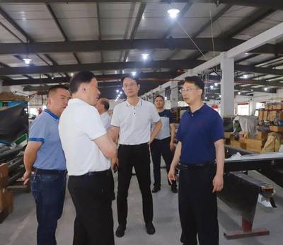 发力文化产业 园镇主要领导调研用品技术研发与销售